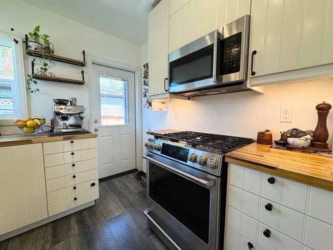 Foto del edificio - Charming, Remodeled Home with Backyard Studio, Lush Garden, and Chef’s Kitchen Near SDSU