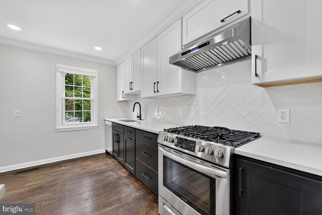 Foto del edificio - 7426 Hallcrest Dr