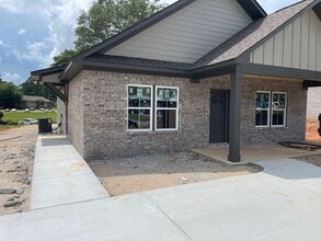 Building Photo - 1416 Spring Dr