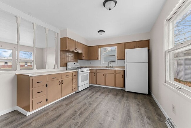 Foto del edificio - Delightful home with Garage and Large Yard. PETS WELCOME