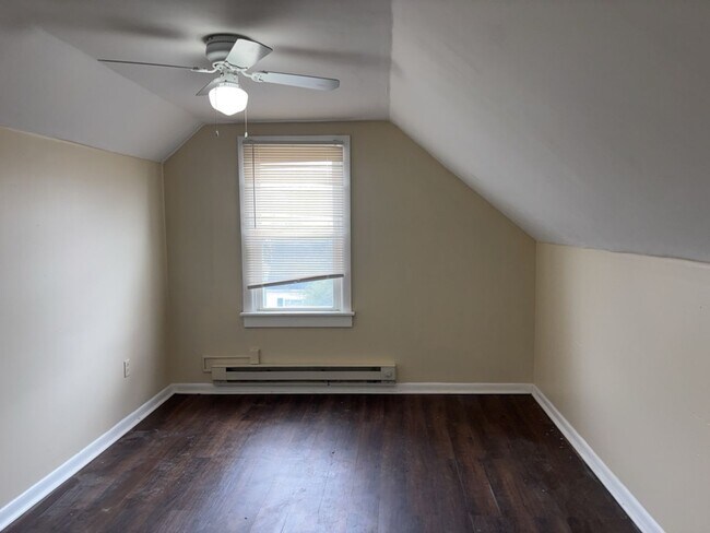 Foto del edificio - Spacious 5-Bedroom Home with Detached Garage