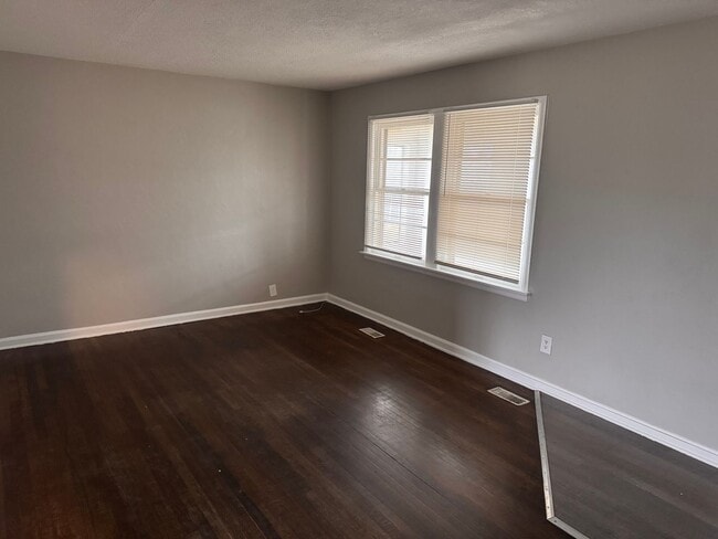 Building Photo - Cute Two Bedroom Home