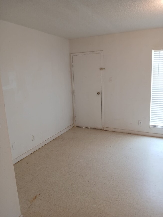 Building Photo - 1300 N Walnut Ave