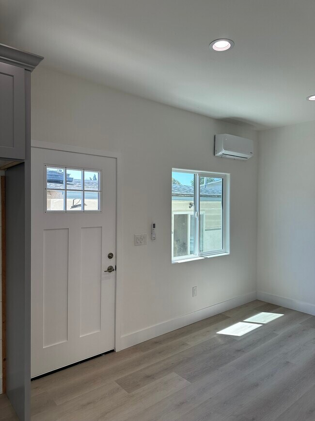 puerta principal - interior - 9313 Marchand Ave
