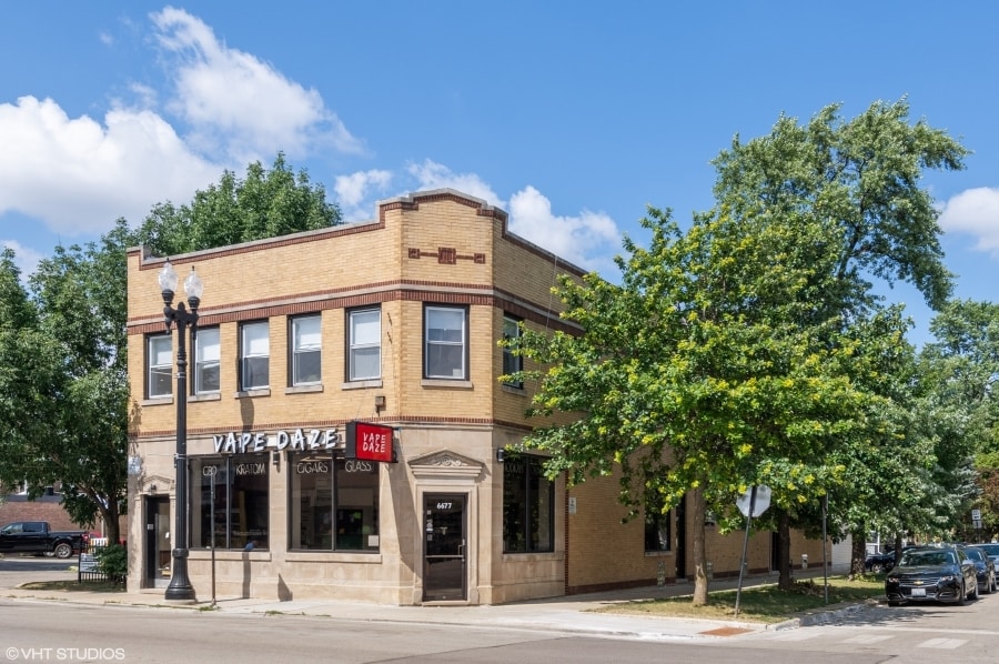 Primary Photo - 6706 N Oxford Ave
