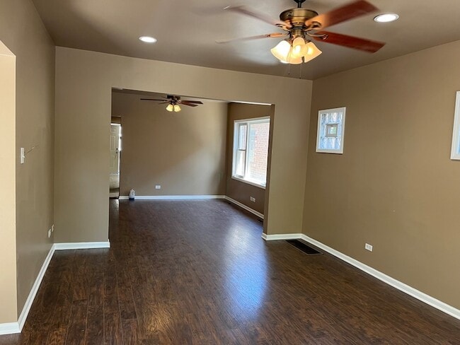 Building Photo - 722 E 91st Pl