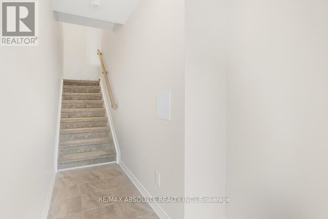 Building Photo - 621 Makwa Private