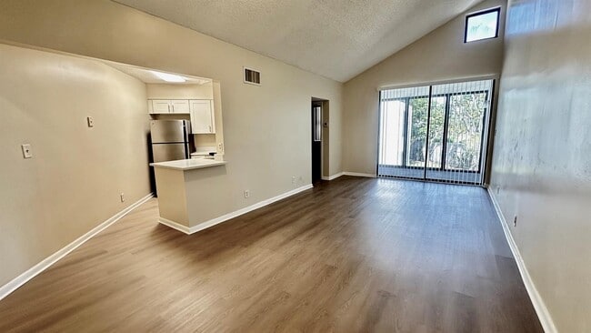 Foto del edificio - 215 Lake Pointe Dr