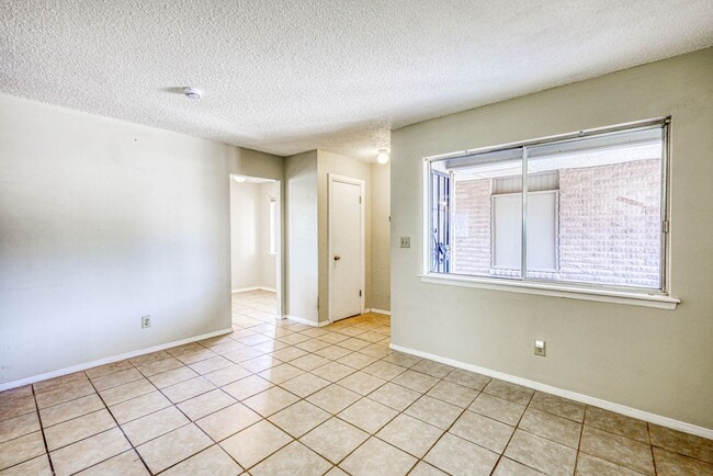 Building Photo - Beautiful 2 bed - 1 baths apartment  part of a TRIPLEX