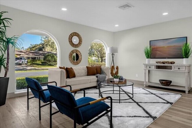 Building Photo - Newly Renovated, Luxurious 4 Bedroom 3 Bat...