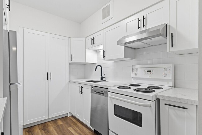 Photo du bâtiment - Renovated 1 Bedroom in 50+ Community Steps From Limeridge Mall