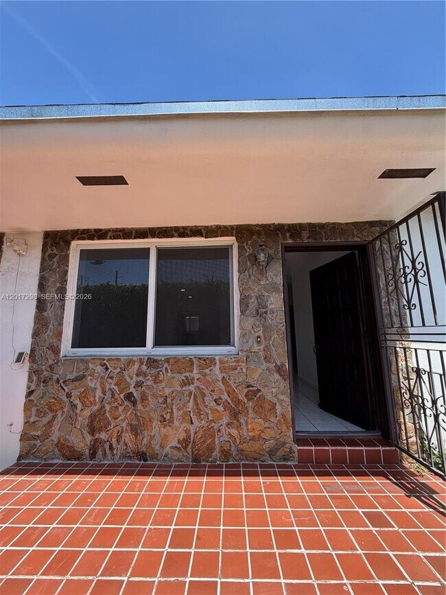 Foto del edificio - 3112 SW 16th St