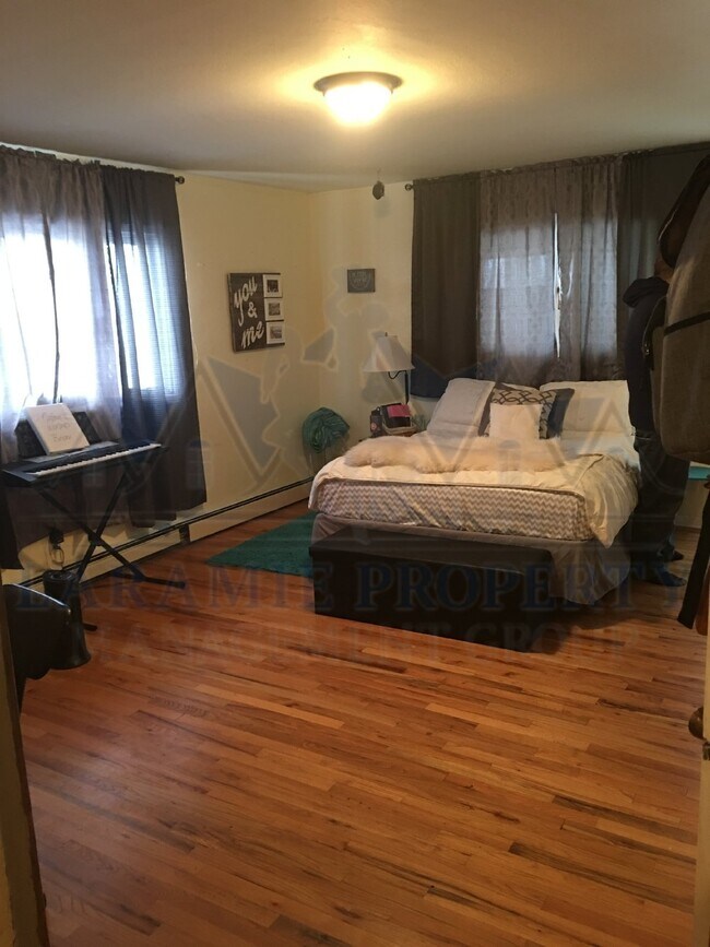 Building Photo - Spacious 5 Bedroom Duplex with 3 Full Bath...