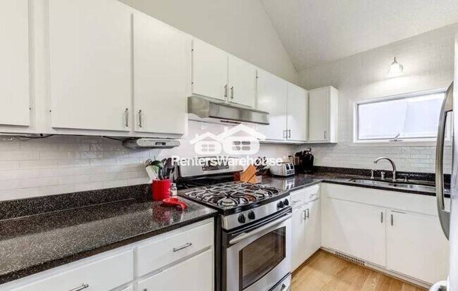 Foto del edificio - Now Available is this charming 2-bedroom, 2-bathroom townhome in Minneapolis!