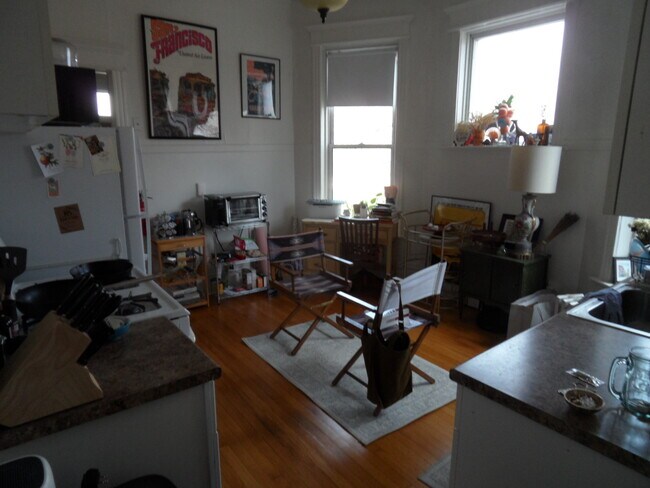 Building Photo - 4025 N Greenview Ave