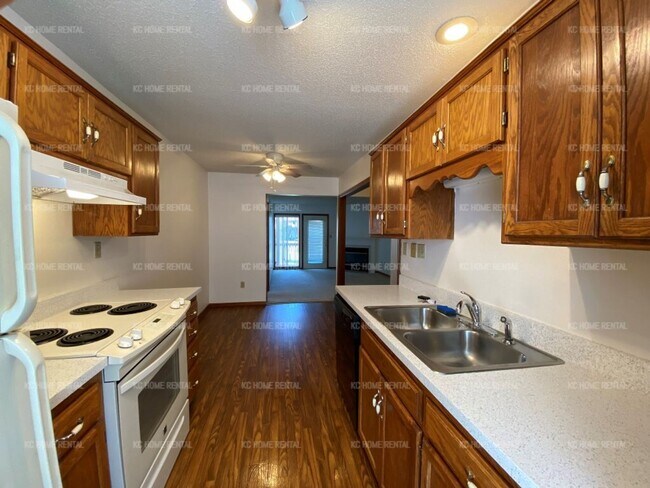 Building Photo - Bright 3 bed 2 bath home in KCMO!