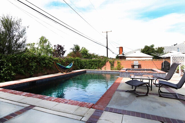 área de la piscina - 4814 Torrance Blvd