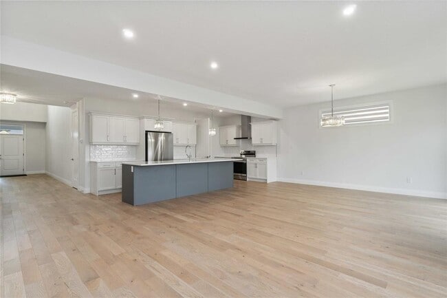 Building Photo - 608 Sweetbay Cres