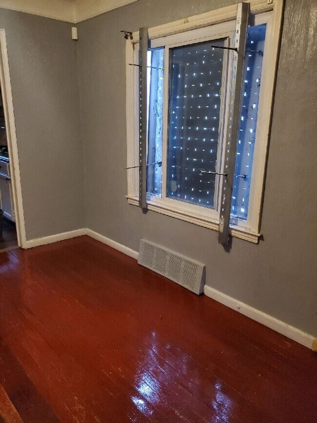 Foto del edificio - 2 Bed 1 Bath w/ Bonus Room - NOW AVAILABLE!