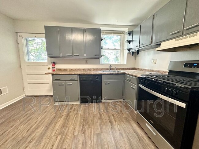 Building Photo - 373 Riverview Ave