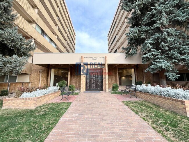 Foto del edificio - 8060 E Girard Ave