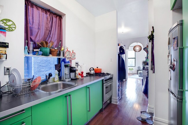 Foto del edificio - 527 E 12th St