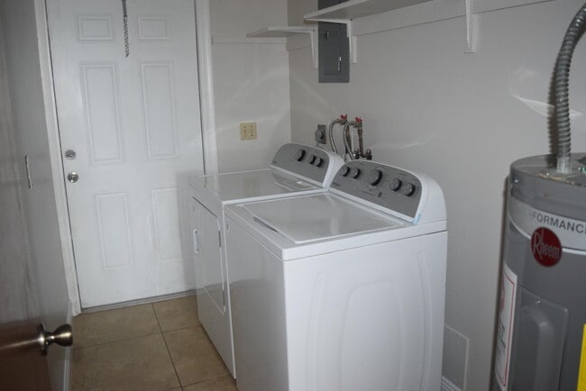 Building Photo - 509 El Rancho Dr