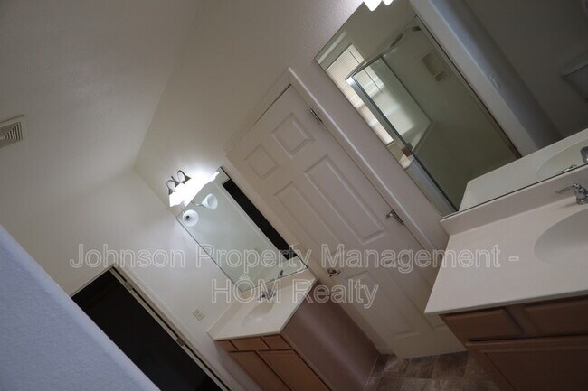 Foto del edificio - 11040 Colton Dr