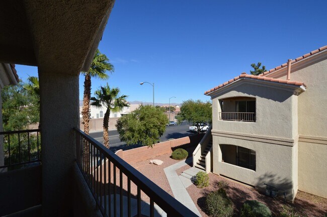 Foto del edificio - 2nd Floor Condo in a Gated Northeast Commu...