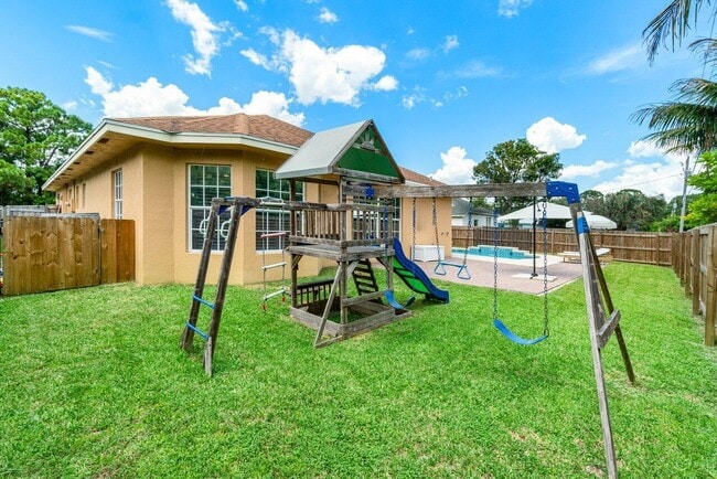 Foto del edificio - 3461 SW Funtuna St