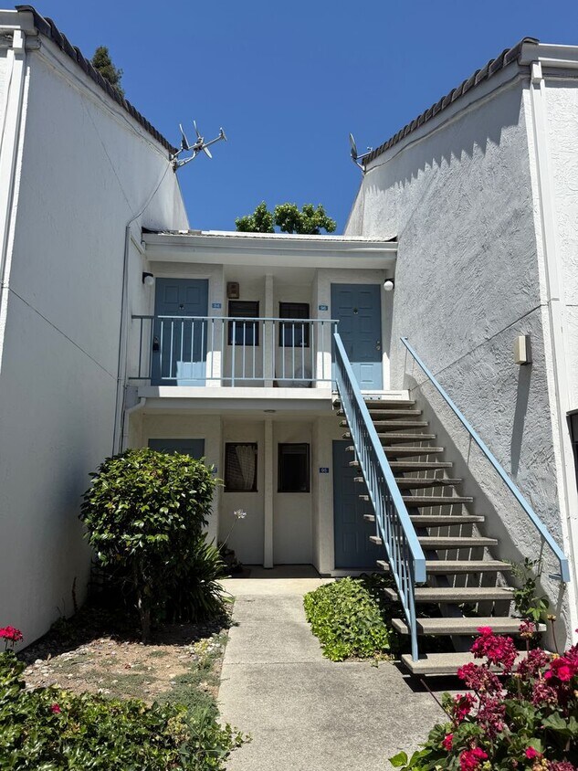 Primary Photo - SPACIOUS 2 BEDROOM, 2 BATHROOM UPSTAIRS UN...