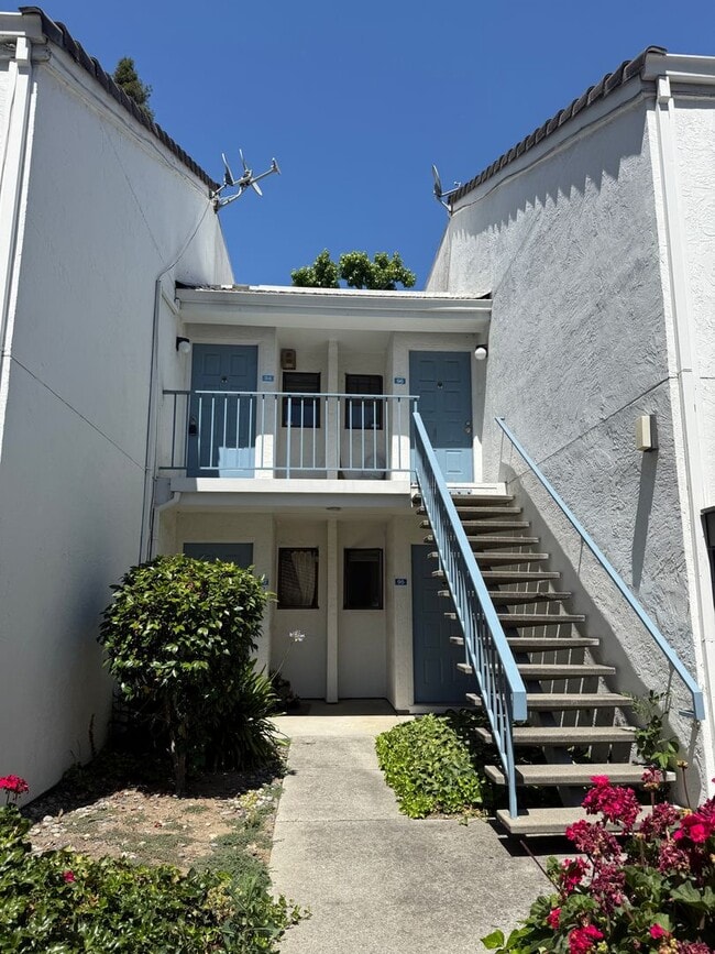 SPACIOUS 2 BEDROOM, 2 BATHROOM UPSTAIRS UN... - SPACIOUS 2 BEDROOM, 2 BATHROOM UPSTAIRS UN... Apartment