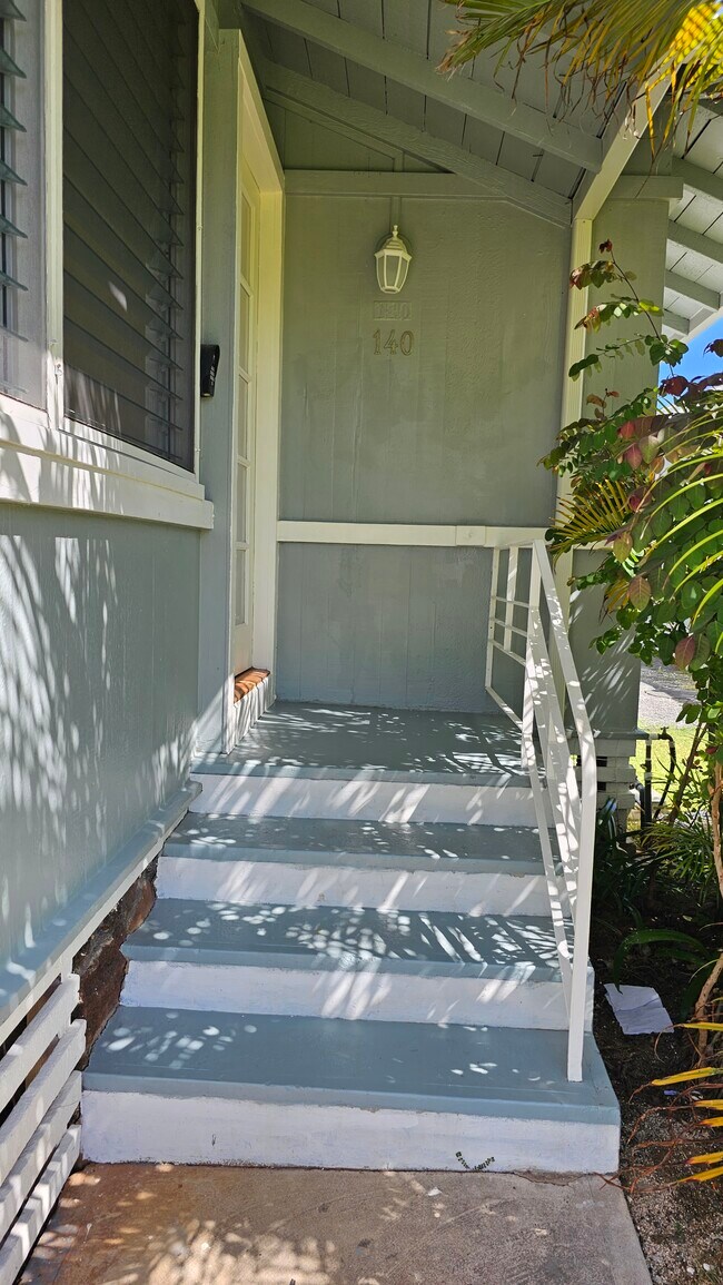 Front Porch - 140 Ainoni St
