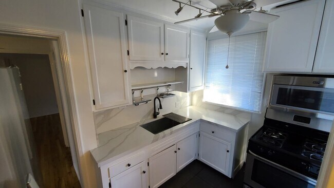 Cocina - 539 N Rosemary Ln