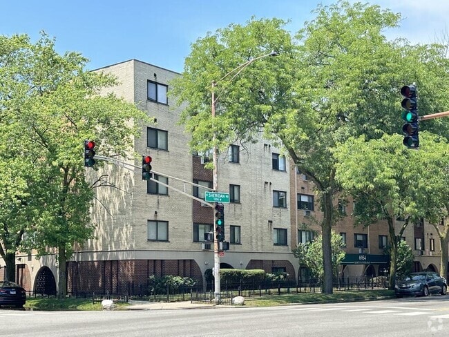 Building Photo - 6954 N Sheridan Rd