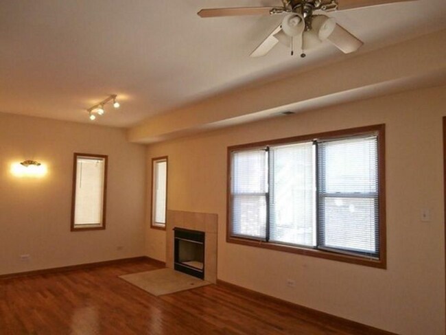 Building Photo - 4955 N Damen Ave