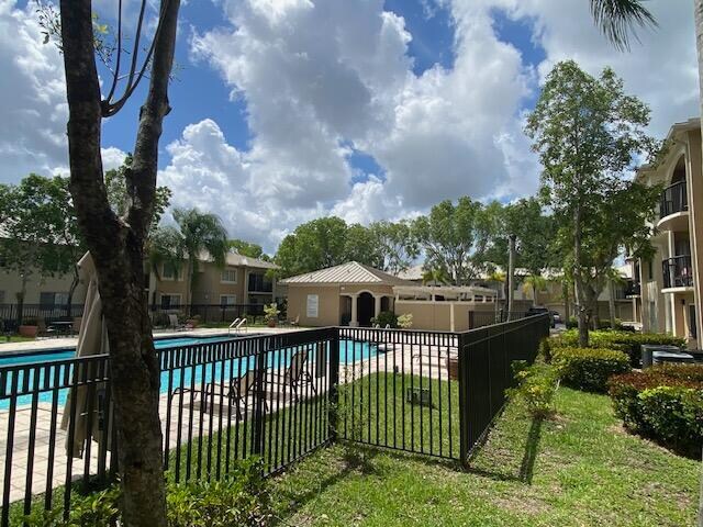 Foto del edificio - 1700 Crestwood Ct S