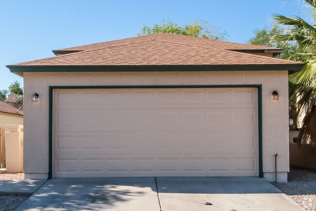 Building Photo - 921 S Val Vista Dr