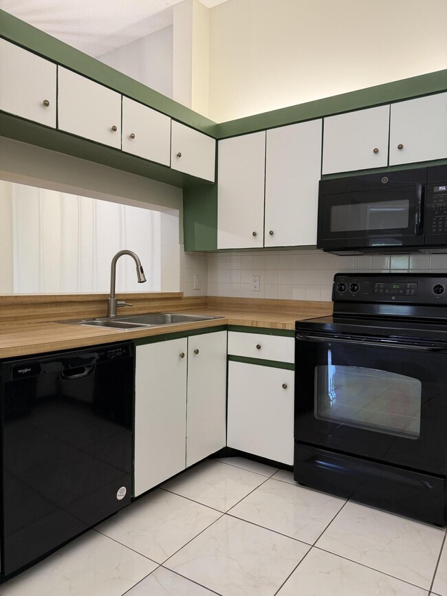 Building Photo - 13811 Oneida Dr