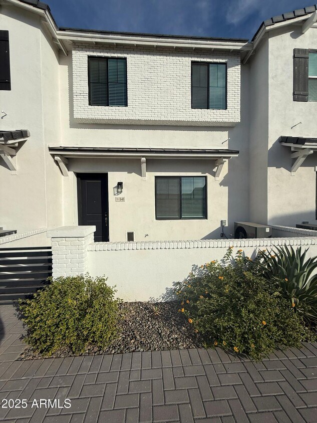 Primary Photo - 3230 E Thomas Rd