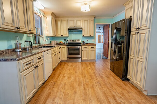 Kitchen cooking area - 586 Joyce Ln