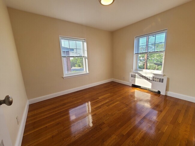 Foto del edificio - 445 Newport Ave