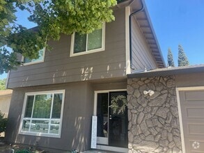 Building Photo - 617 Skylark Dr