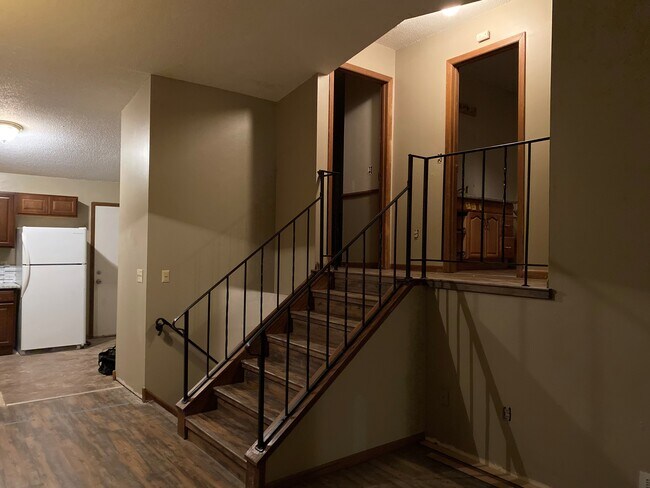 Dos dormitorios arriba y baño completo arriba - 5812 84 1/2 Ave N