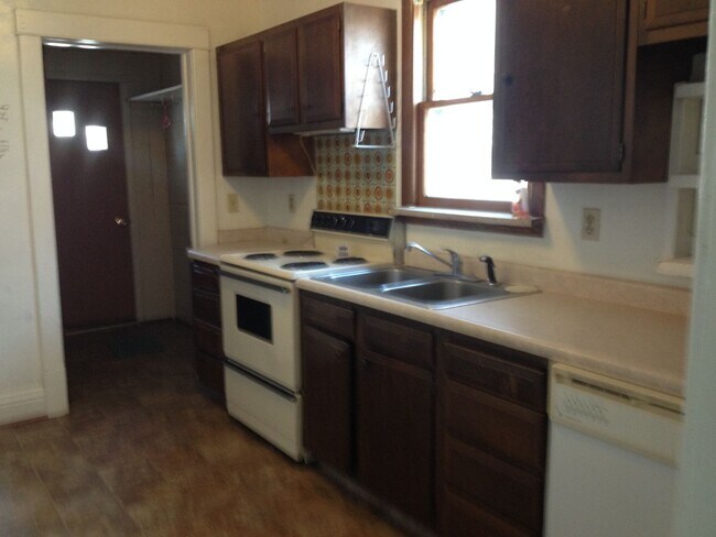 Building Photo - 2 Bed 1 Bath House