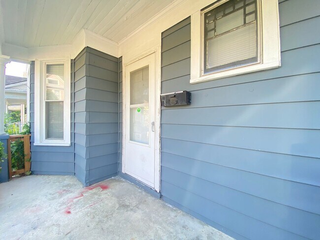Building Photo - Pioneer Home **MOVE IN SPECIAL 50% OFF 1 M...