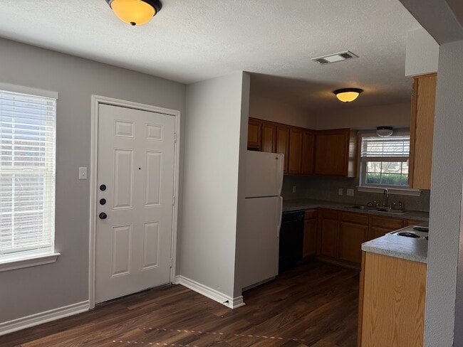 Building Photo - 1802 Sara Dr