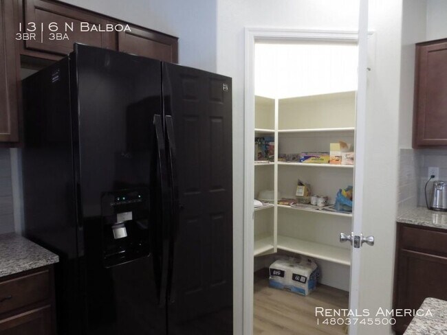 Building Photo - 1316 N Balboa