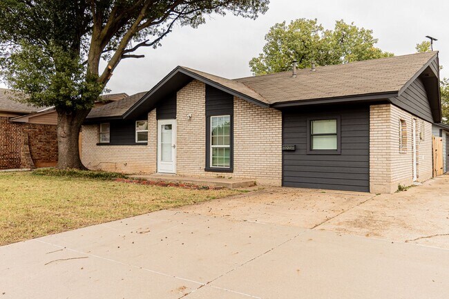 Building Photo - 4?Bed | 2?Bath | 1?Garage + 4 Driveway Spots | 1,650sq?ft – Moore School District - Half off on t...
