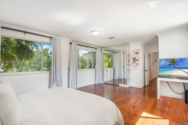 Foto del edificio - 4765 N Bay Rd
